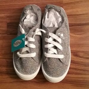MAD LOVE LACE  KNOT SNEAKERS
